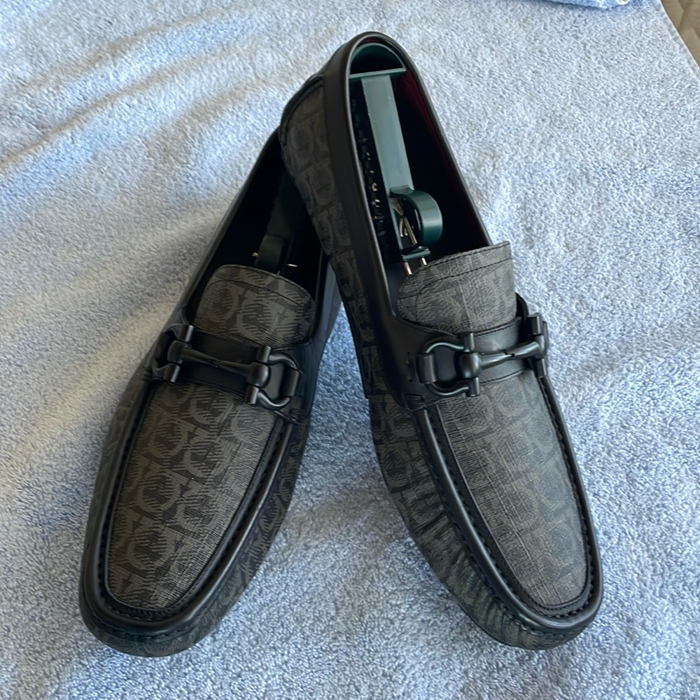 Ferragamo - rare subtle logo loafers size 10 US